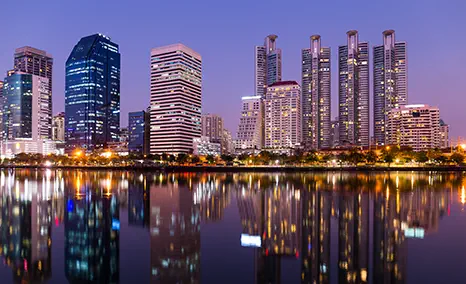 Beleuchtete Skyline einer Stadt bei Nacht
